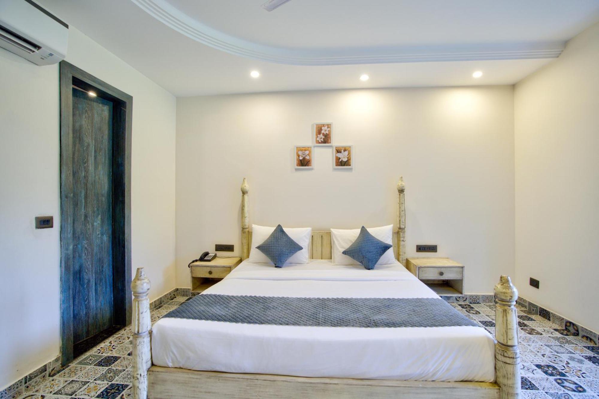 Goa Courtyard By The Porto Arpora Hotel Baga Exterior photo