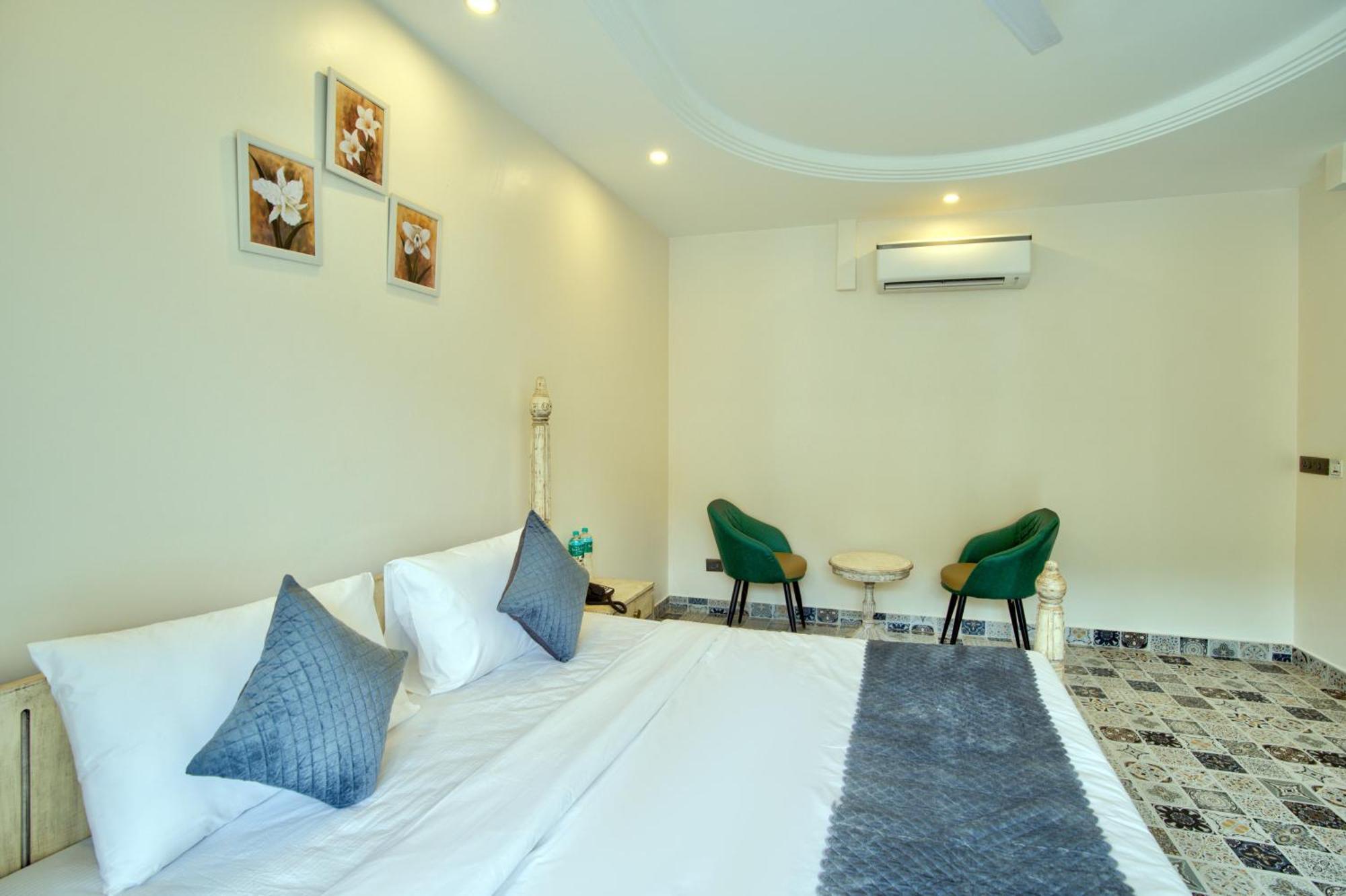 Goa Courtyard By The Porto Arpora Hotel Baga Exterior photo